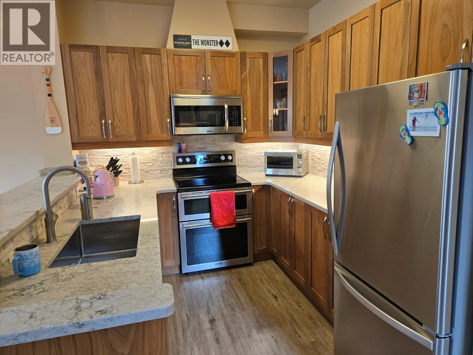 15 2002 Panorama Drive, Panorama