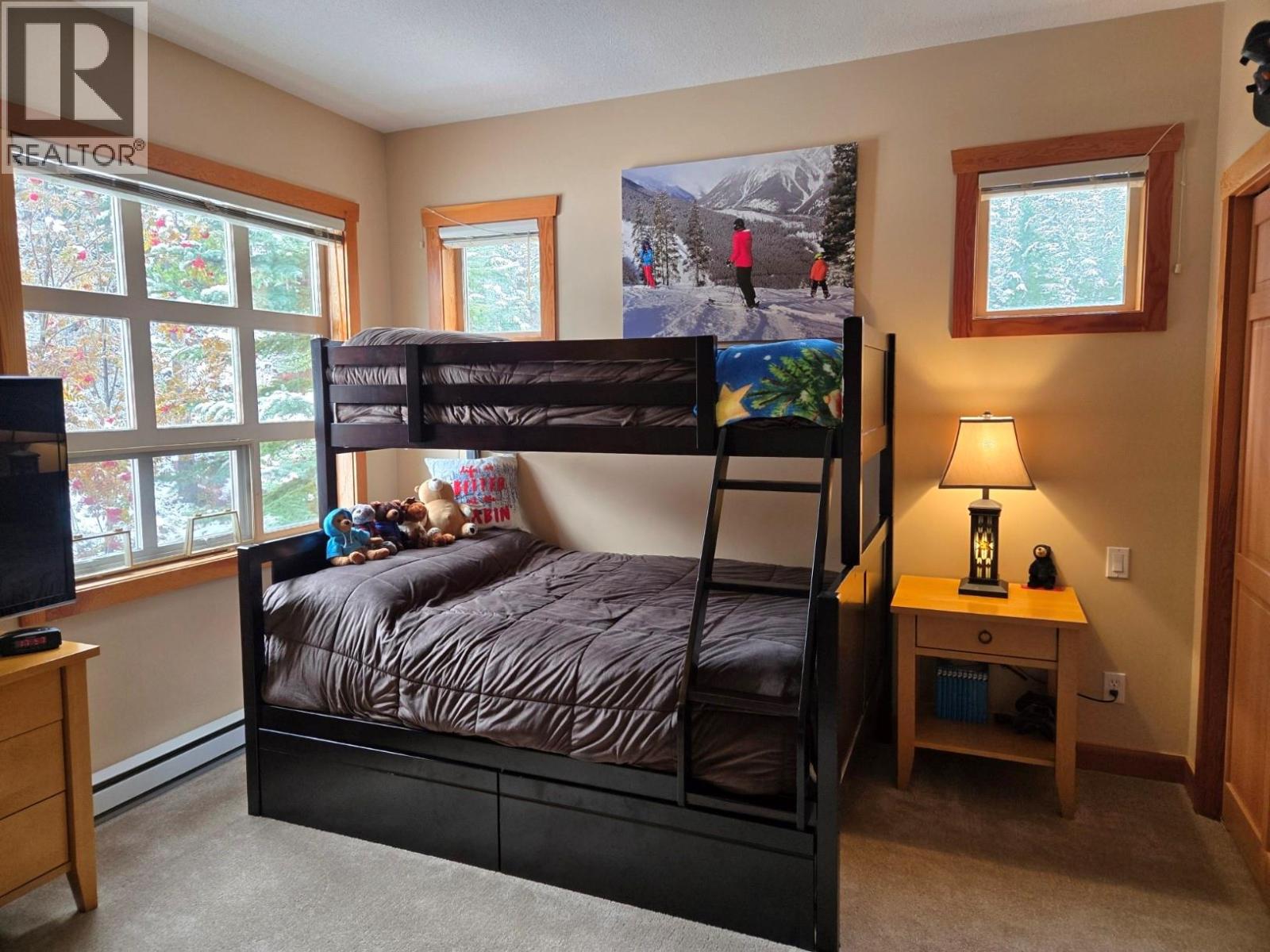 15 2002 Panorama Drive, Panorama