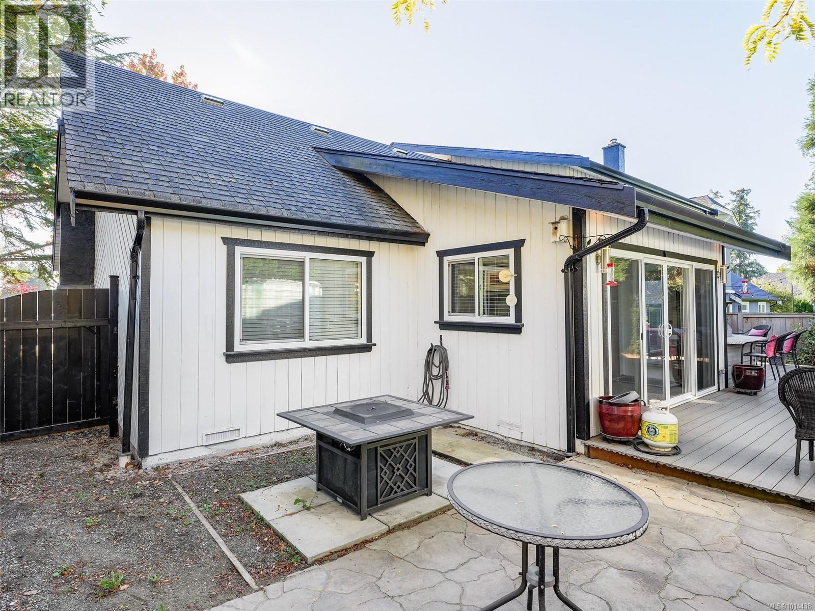  727 Paskin Way, Saanich