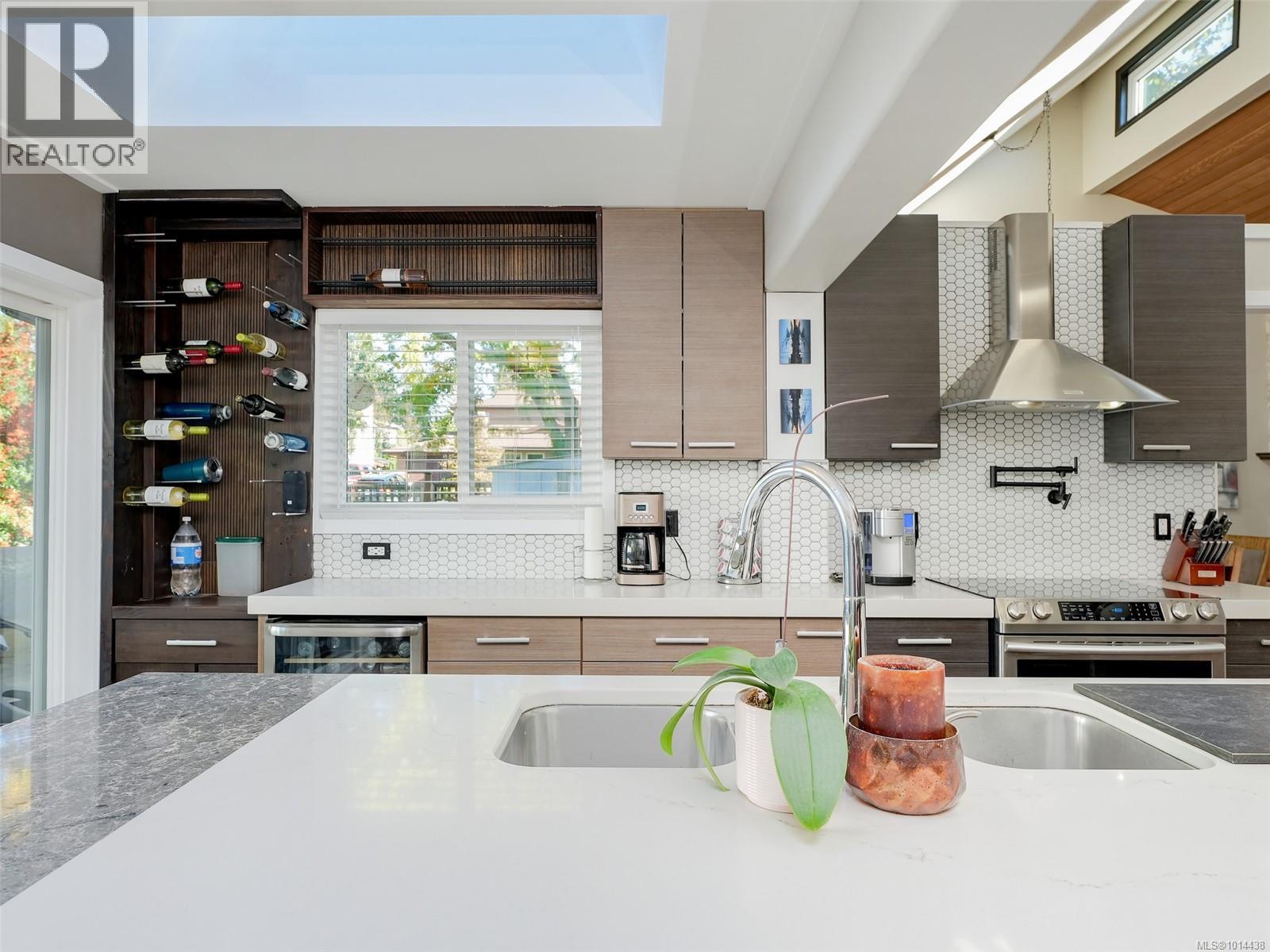  727 Paskin Way, Saanich