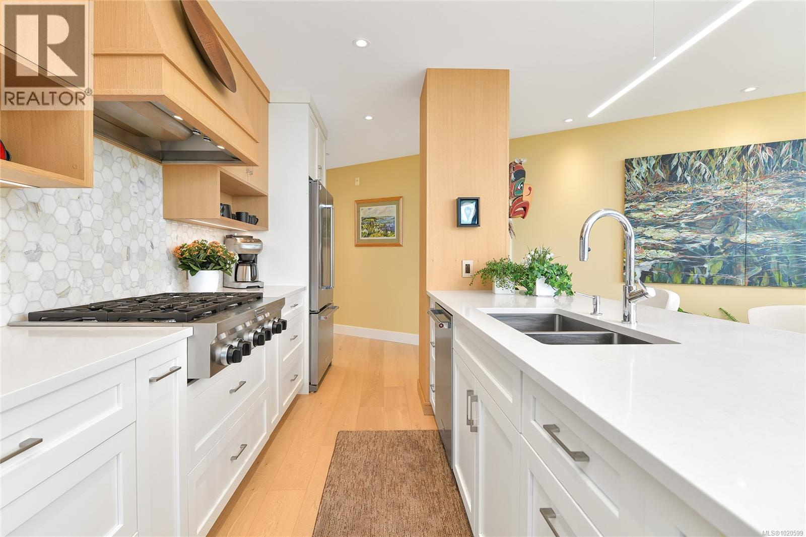 403 5388 Hill Rise Terr, Saanich