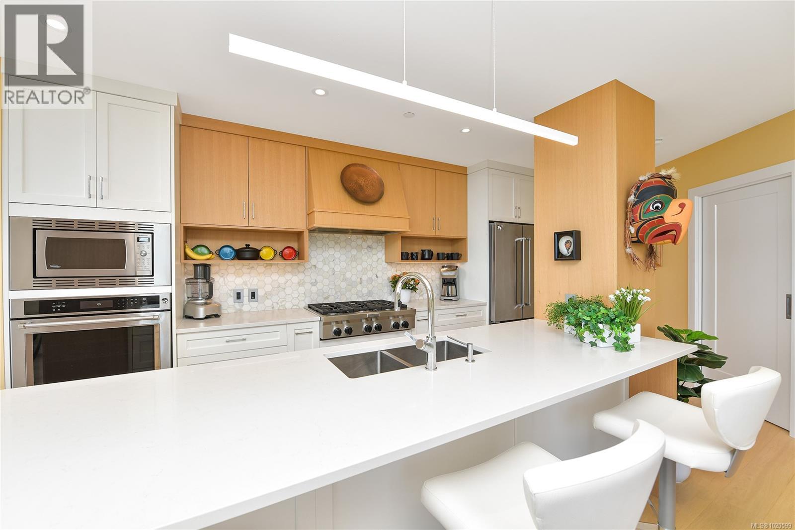 403 5388 Hill Rise Terr, Saanich