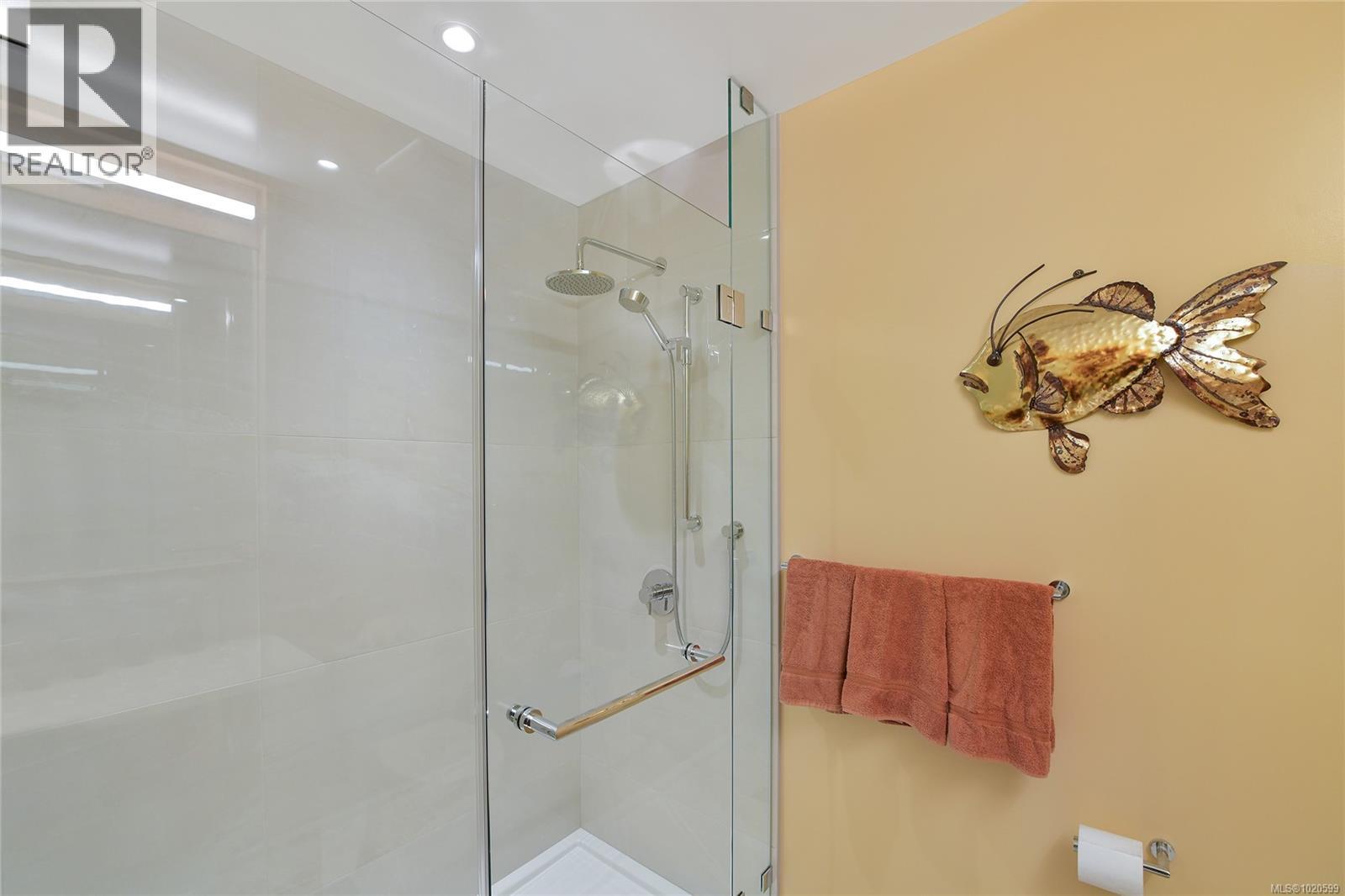 403 5388 Hill Rise Terr, Saanich