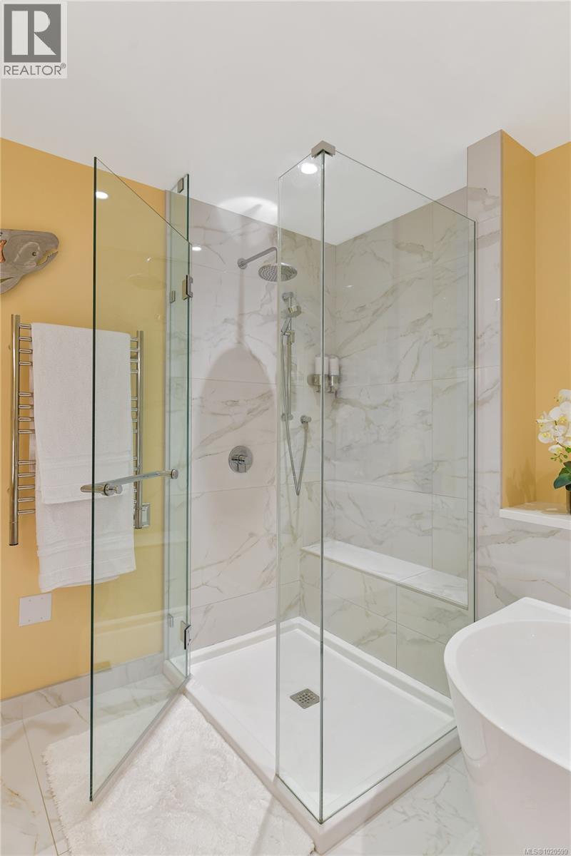 403 5388 Hill Rise Terr, Saanich