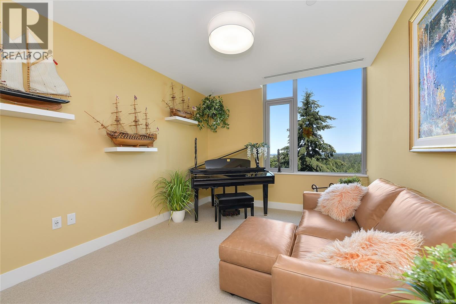 403 5388 Hill Rise Terr, Saanich
