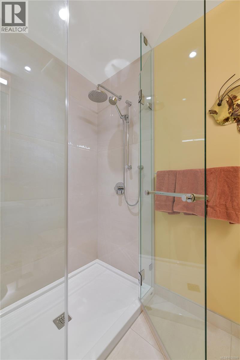 403 5388 Hill Rise Terr, Saanich