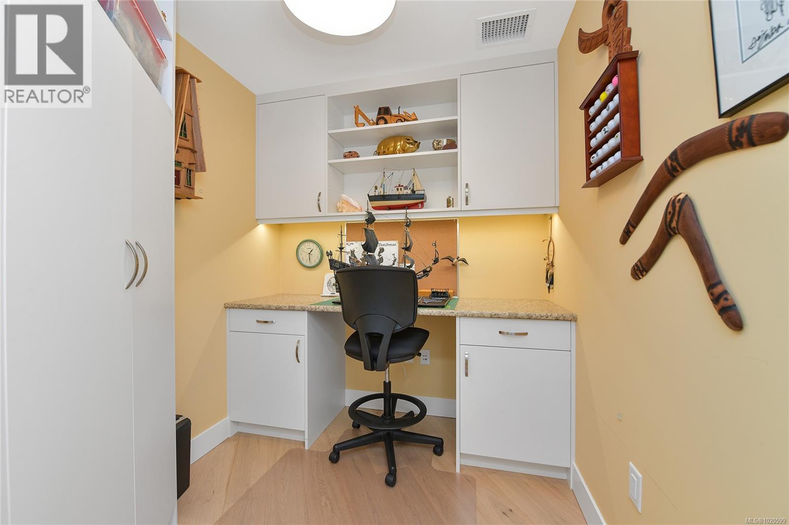 403 5388 Hill Rise Terr, Saanich