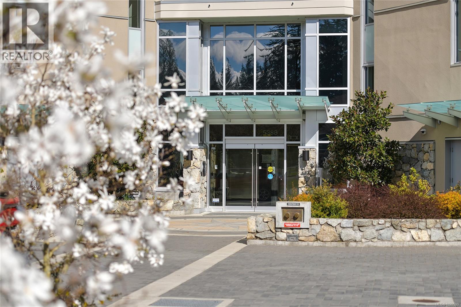 403 5388 Hill Rise Terr, Saanich