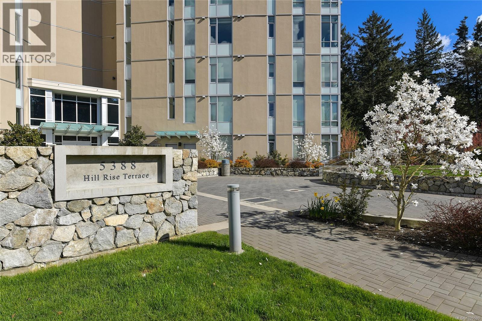403 5388 Hill Rise Terr, Saanich