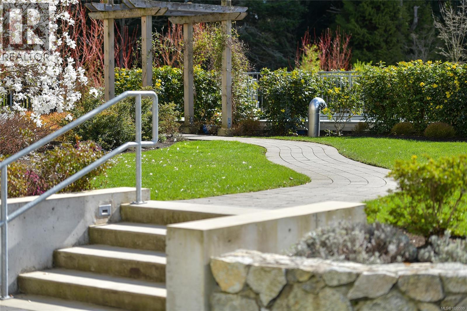 403 5388 Hill Rise Terr, Saanich