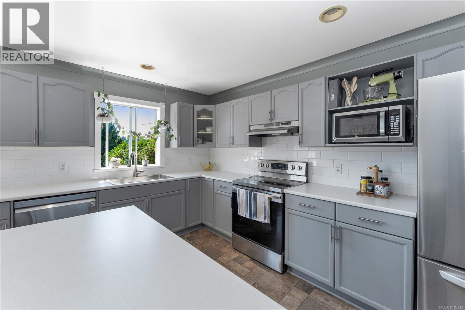 505 Windthrop Rd, Colwood