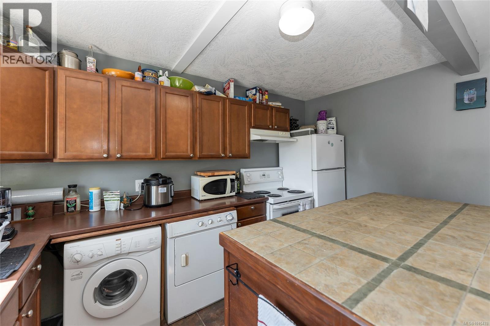 505 Windthrop Rd, Colwood