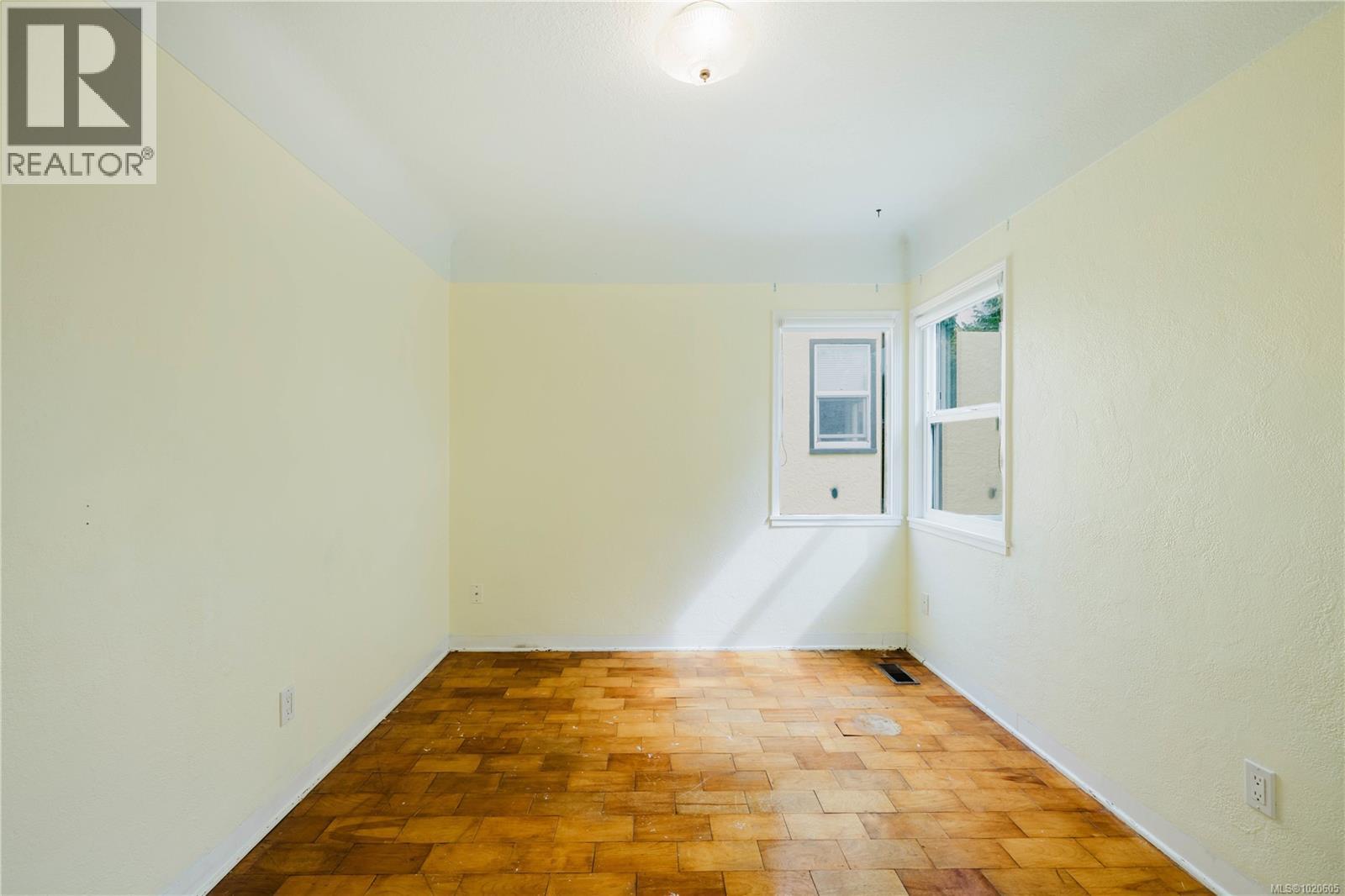  1905 Lee Avenue, Victoria