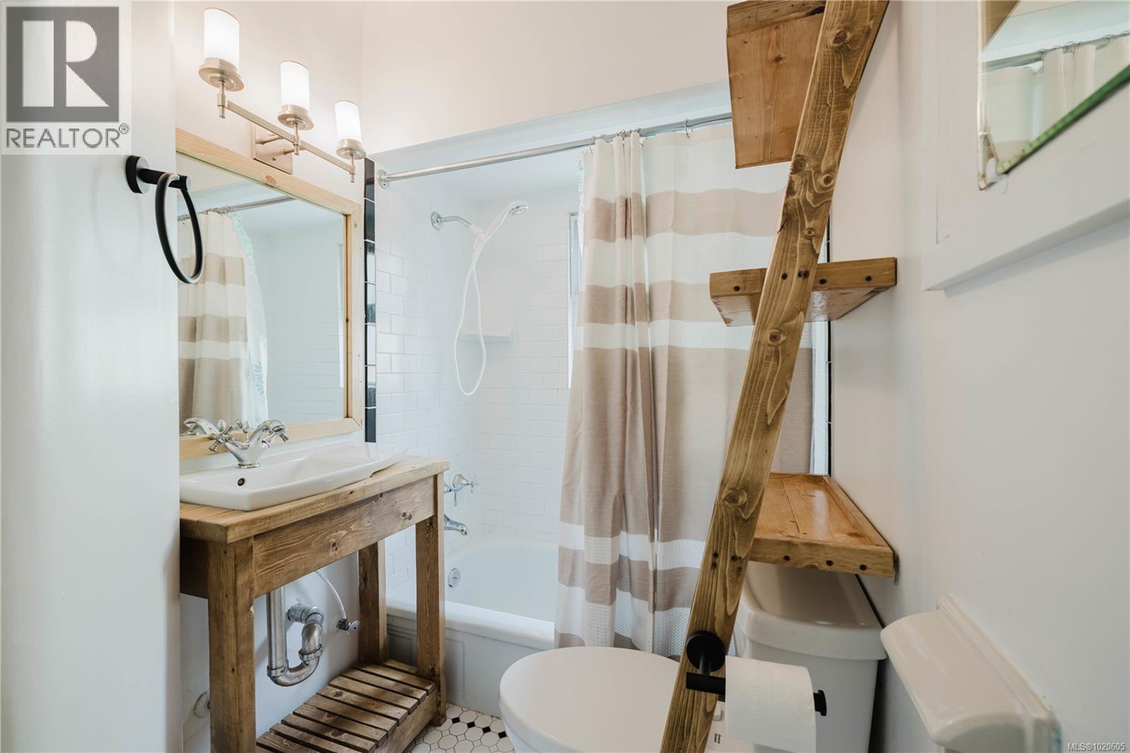  1905 Lee Avenue, Victoria