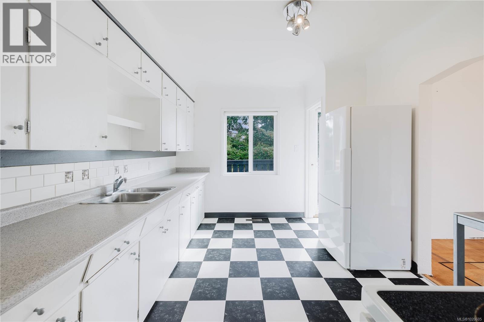  1905 Lee Avenue, Victoria