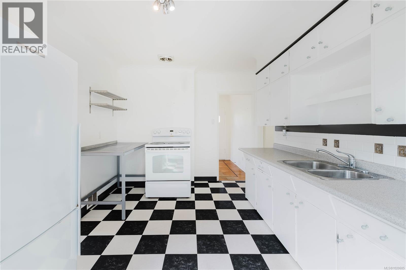  1905 Lee Avenue, Victoria