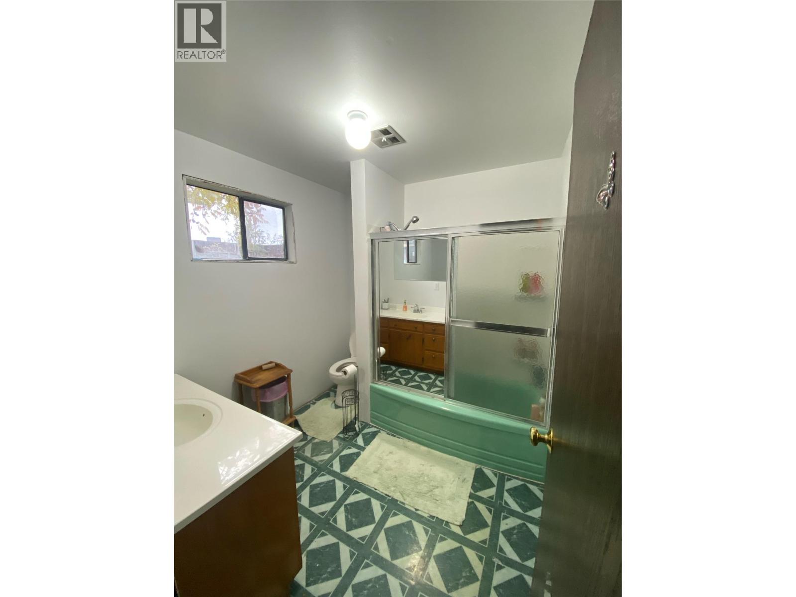 1005 RAILWAY Boulevard, Creston