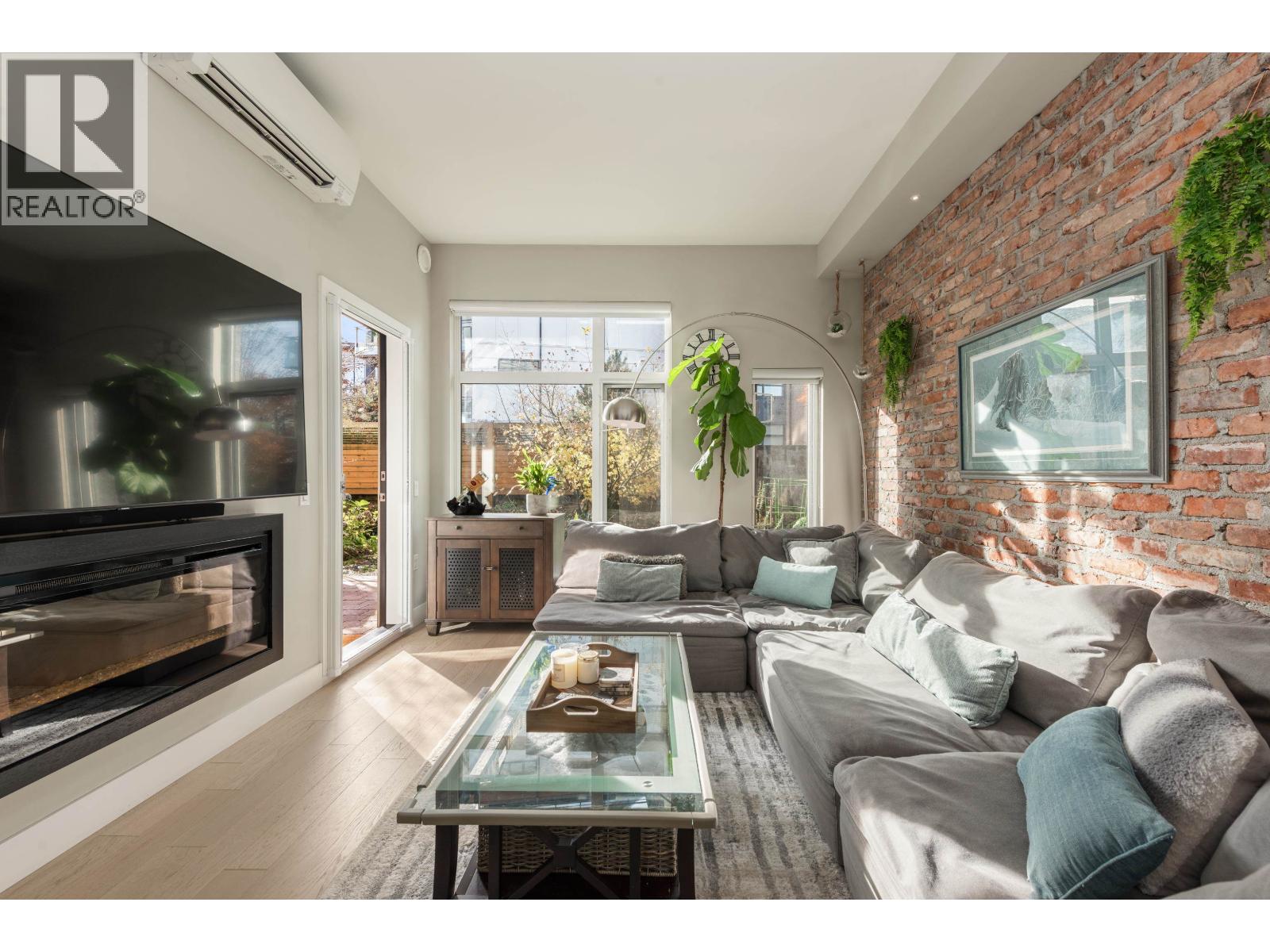 116 262 SALTER STREET, New Westminster