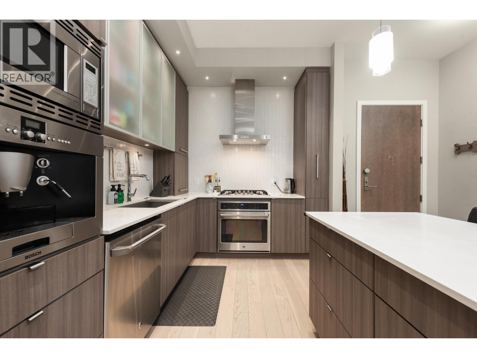 116 262 SALTER STREET, New Westminster