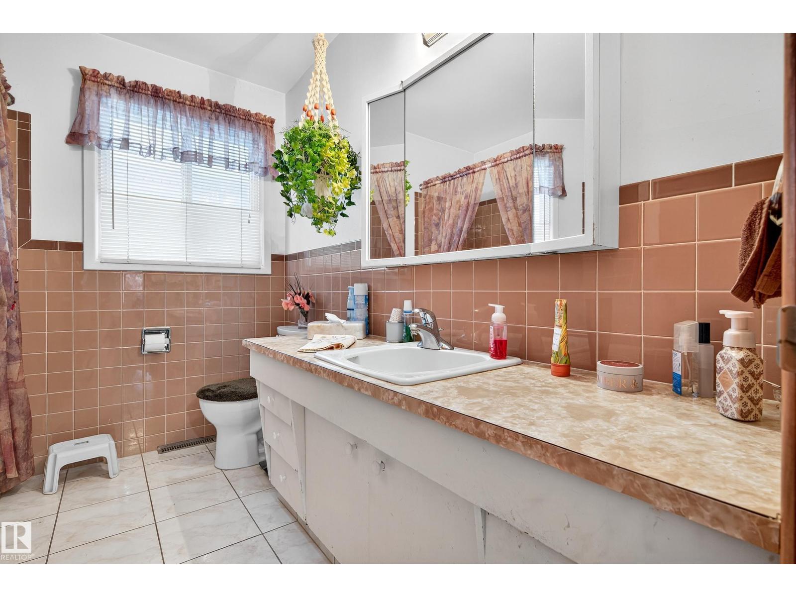 5607 97 AV NW, Edmonton