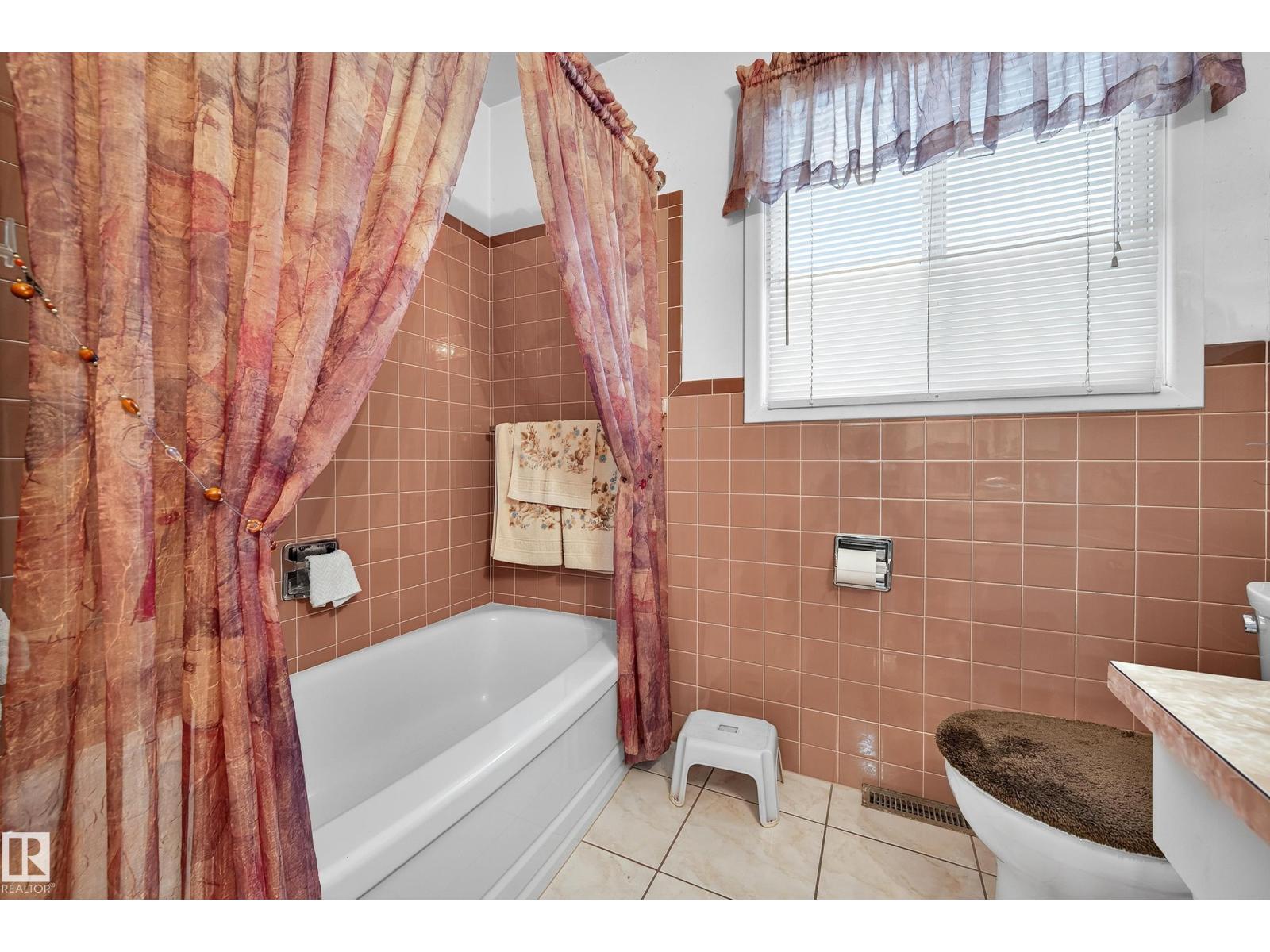 5607 97 AV NW, Edmonton