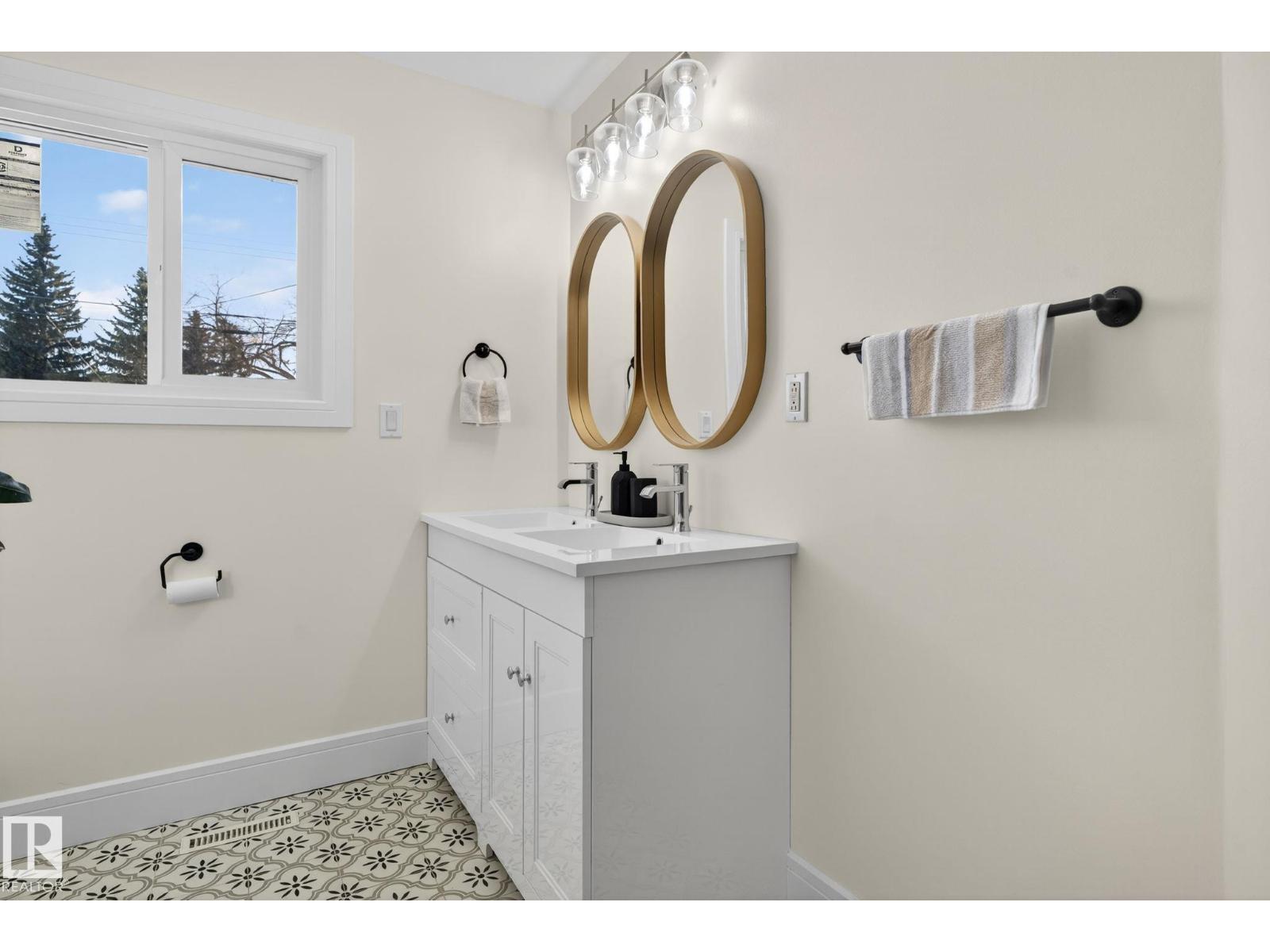 11155 37 AV NW, Edmonton