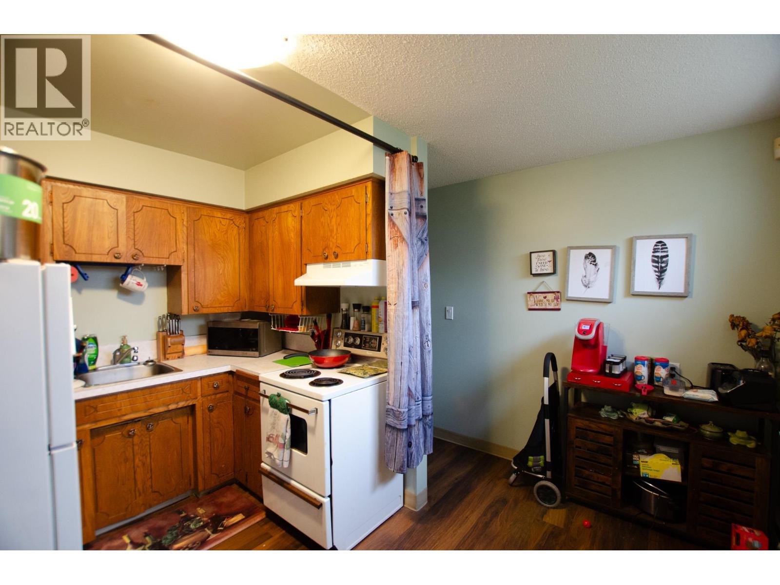 2110 OAK STREET - 12