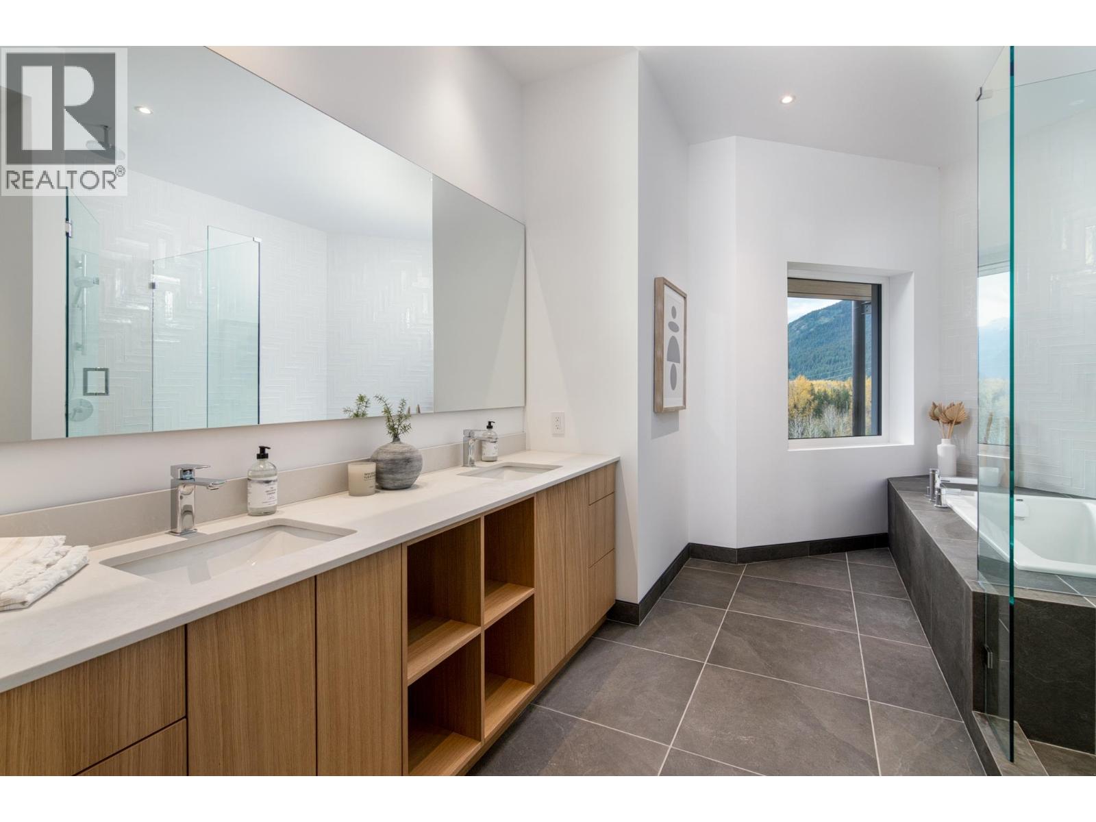 1780 PINEWOOD DRIVE, Pemberton