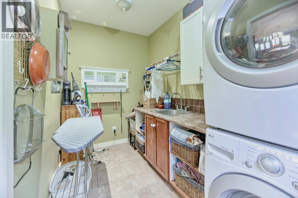 6933 Mountainview Drive, Oliver