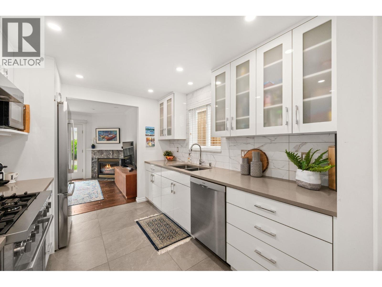 262 E 10TH STREET, North Vancouver