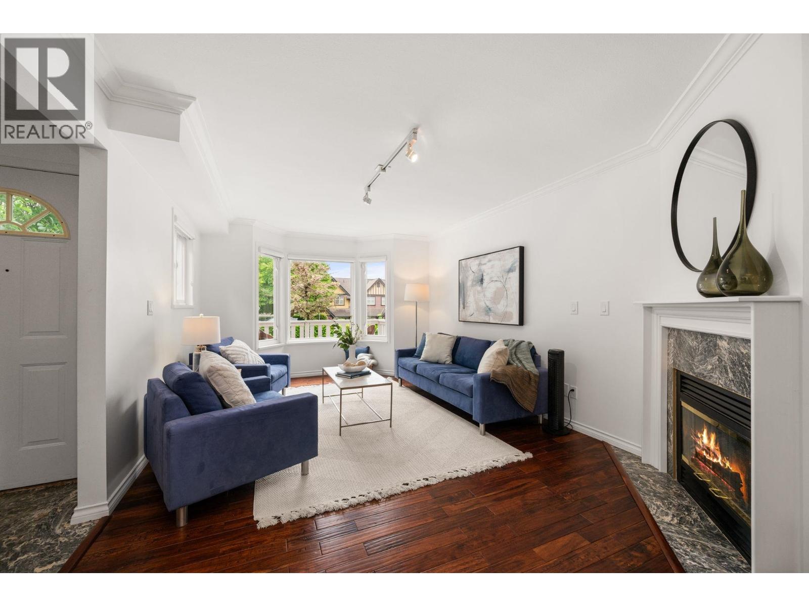 262 E 10TH STREET, North Vancouver