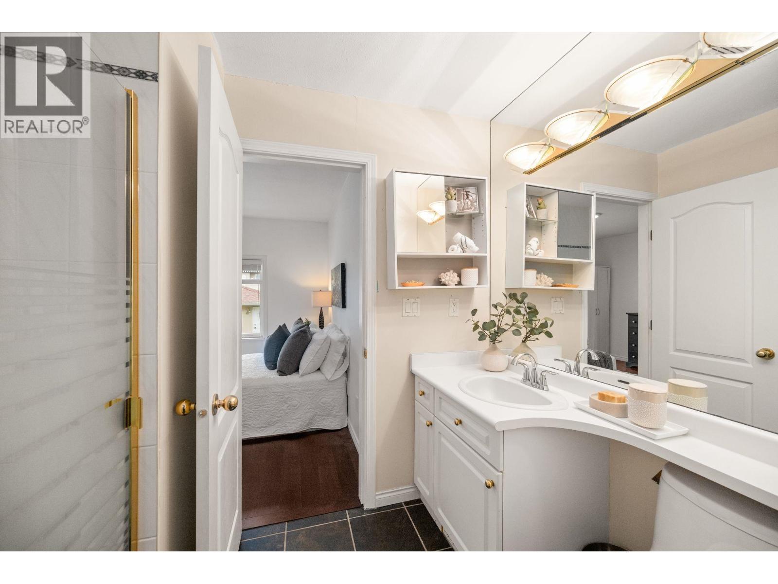 262 E 10TH STREET, North Vancouver