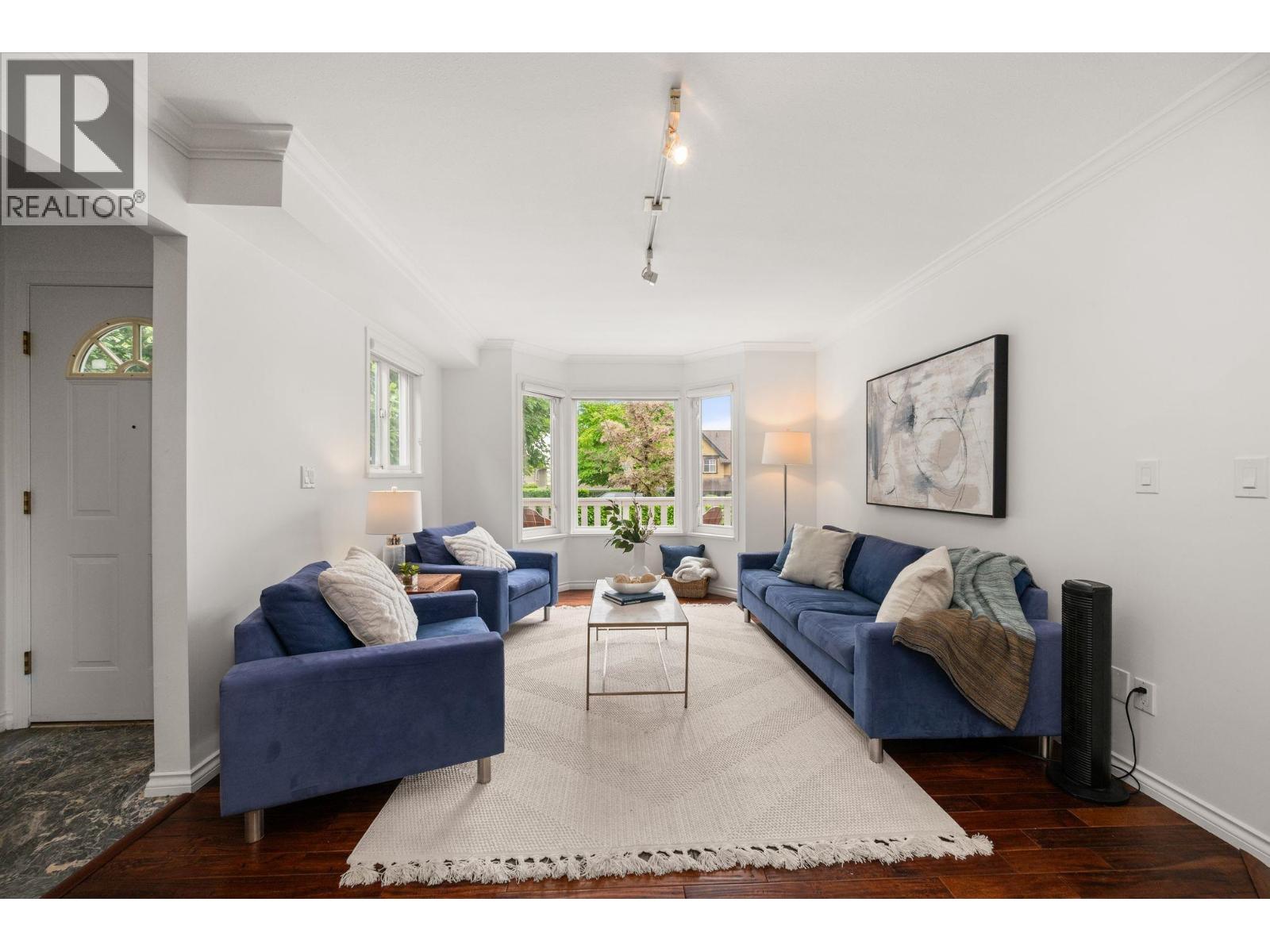 262 E 10TH STREET, North Vancouver