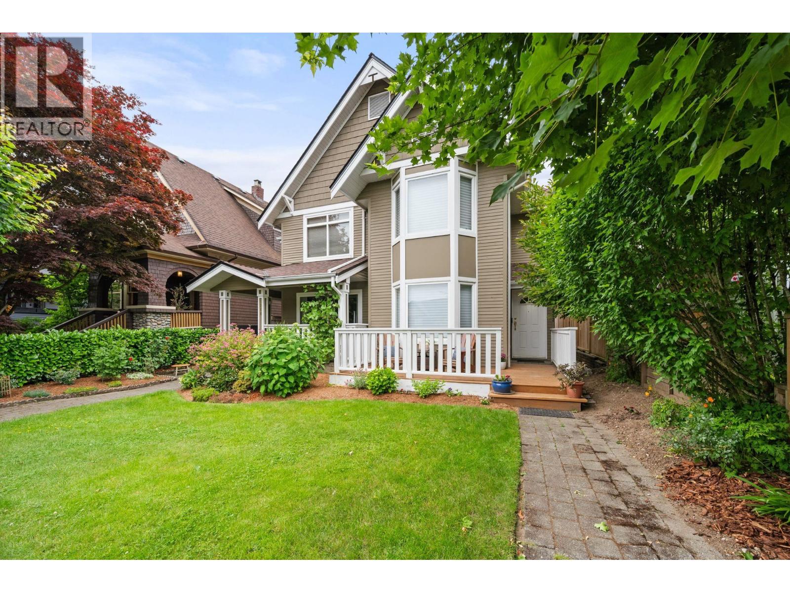 262 E 10TH STREET, North Vancouver