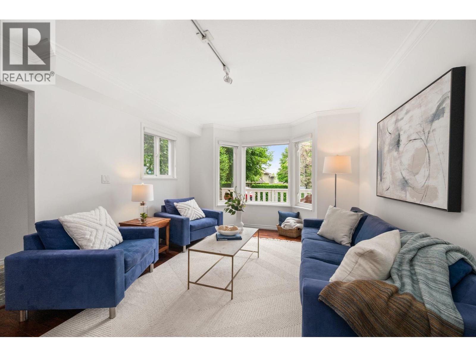 262 E 10TH STREET, North Vancouver