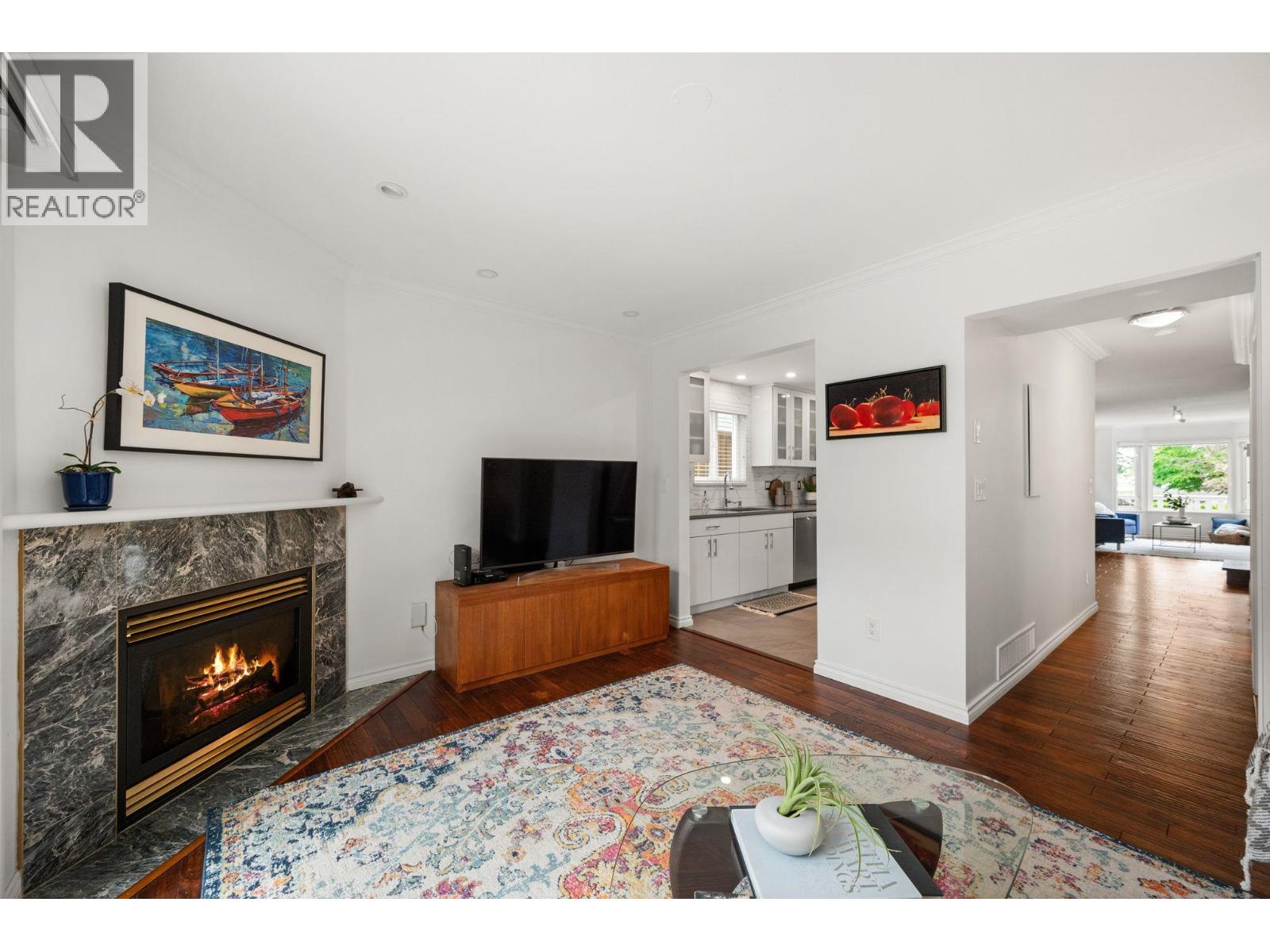 262 E 10TH STREET, North Vancouver