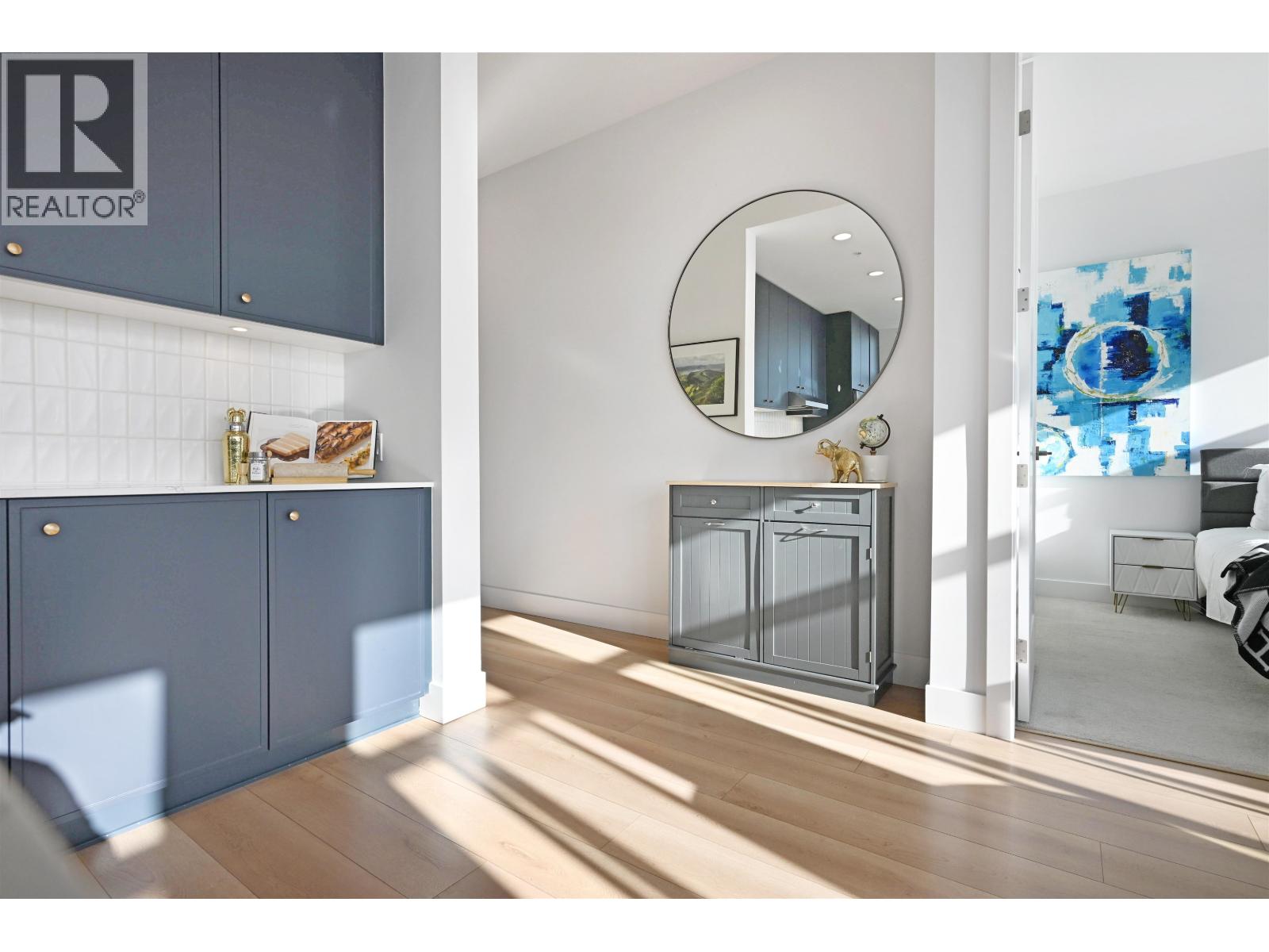 209 718 EDGAR AVENUE, Coquitlam