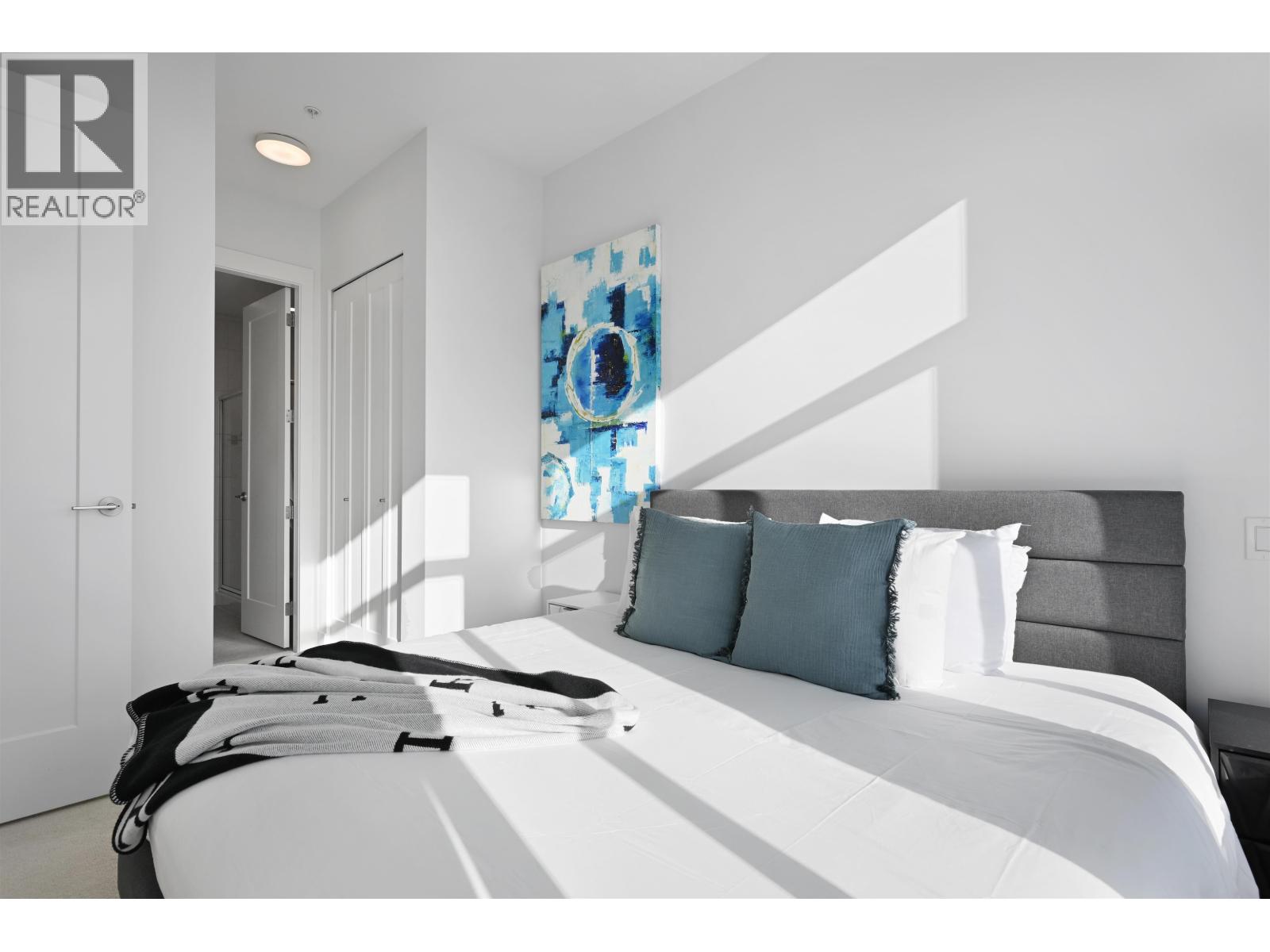 209 718 EDGAR AVENUE, Coquitlam