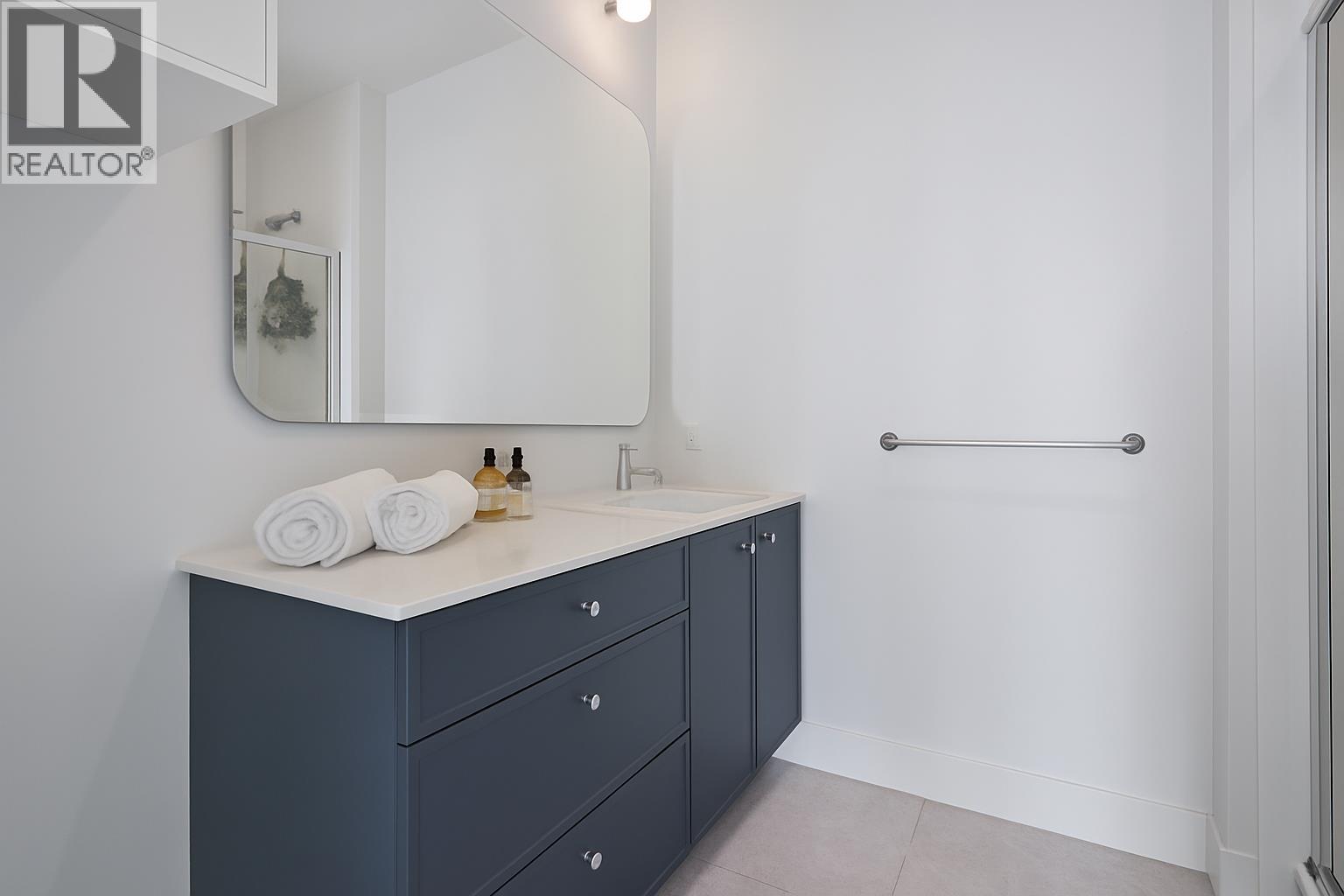 209 718 EDGAR AVENUE, Coquitlam