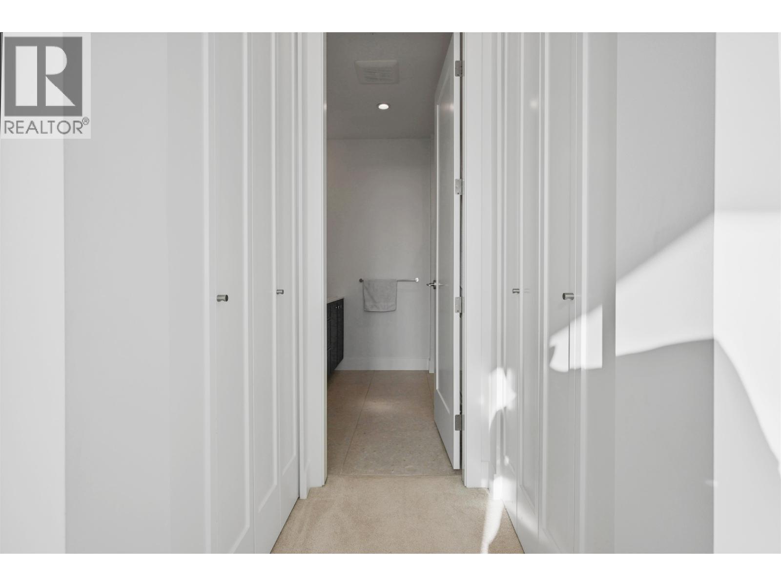 209 718 EDGAR AVENUE, Coquitlam