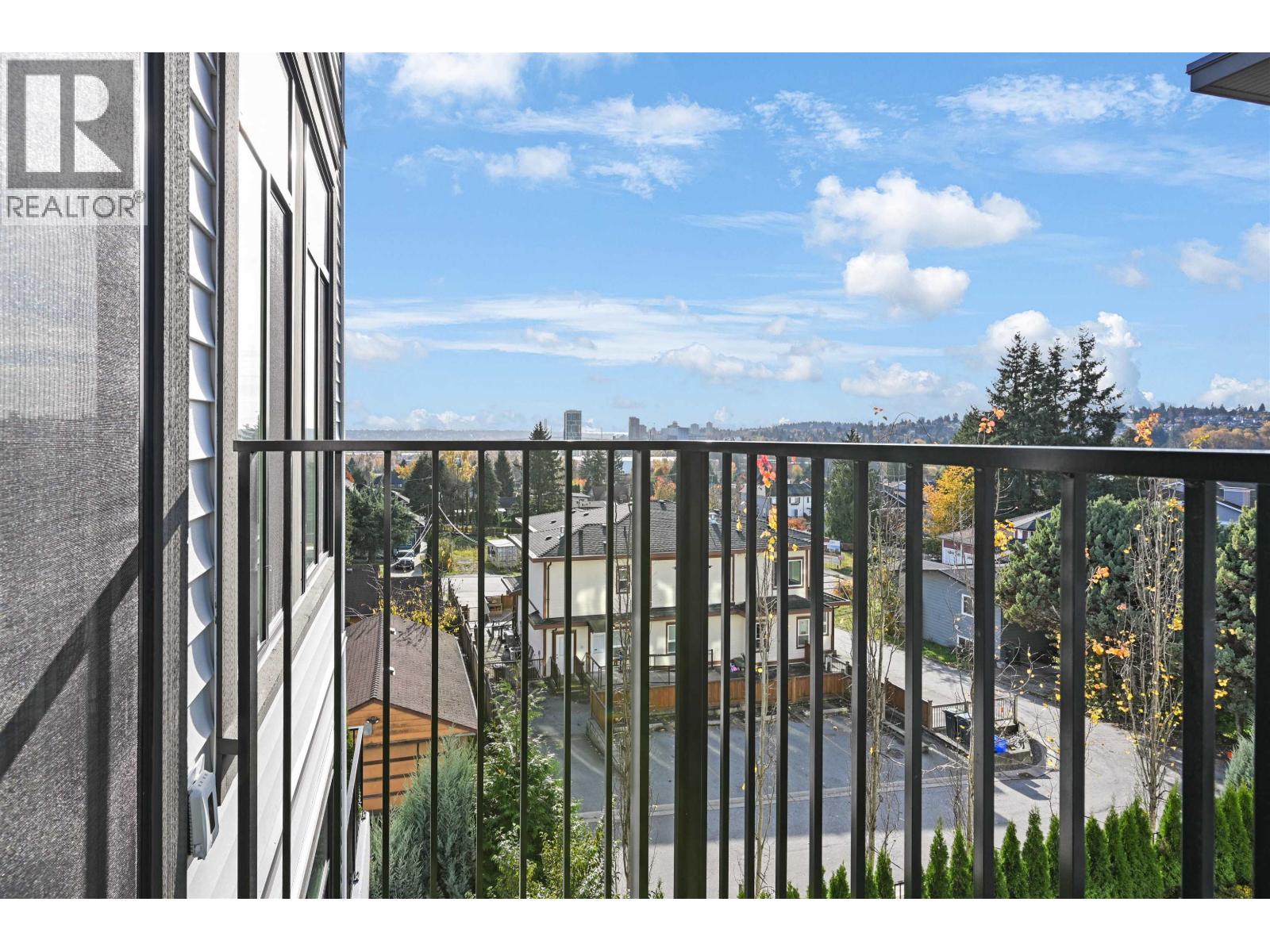 209 718 EDGAR AVENUE, Coquitlam