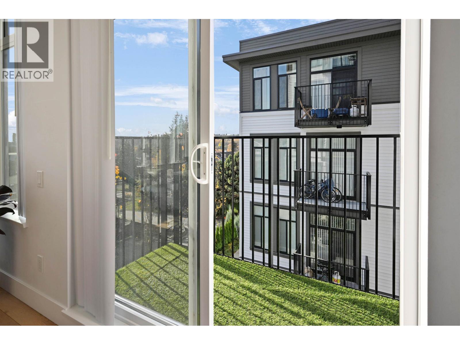 209 718 EDGAR AVENUE, Coquitlam