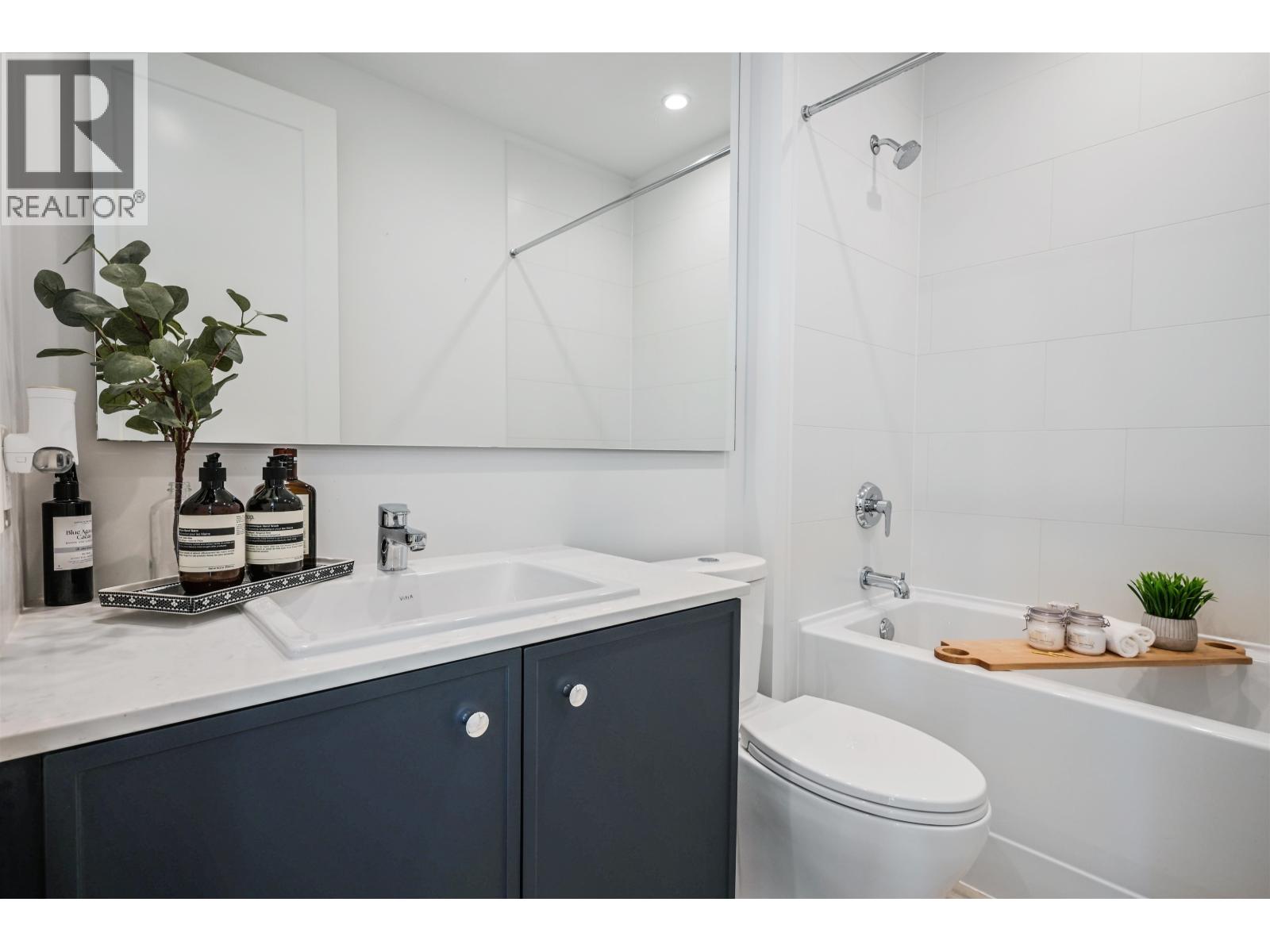 209 718 EDGAR AVENUE, Coquitlam