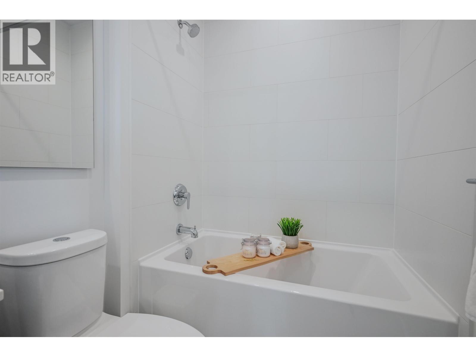 209 718 EDGAR AVENUE, Coquitlam