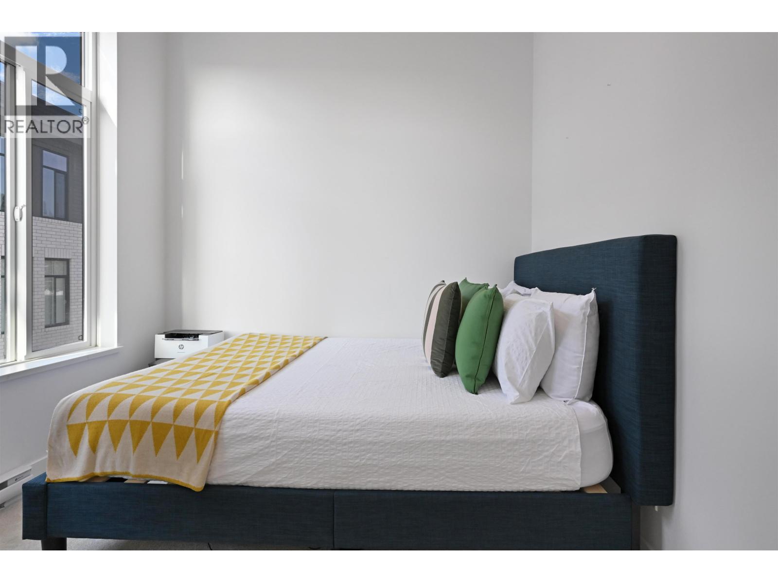 209 718 EDGAR AVENUE, Coquitlam