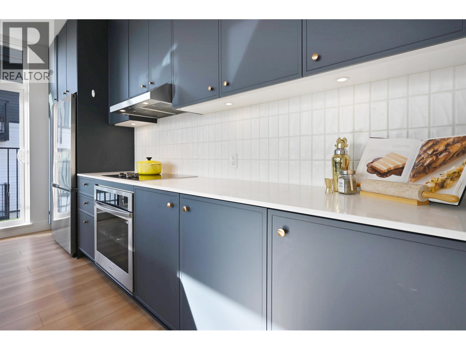 209 718 EDGAR AVENUE, Coquitlam