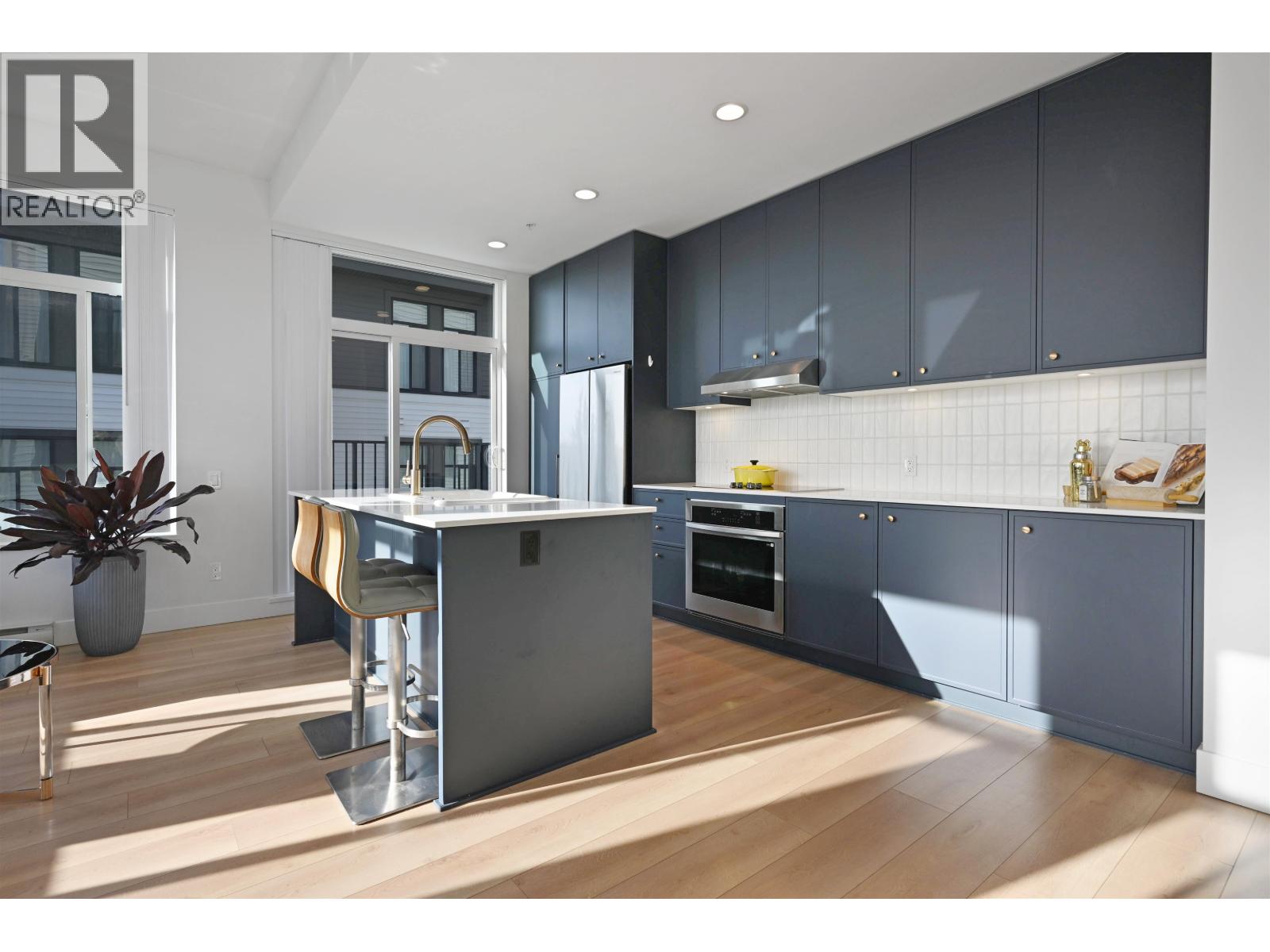 209 718 EDGAR AVENUE, Coquitlam