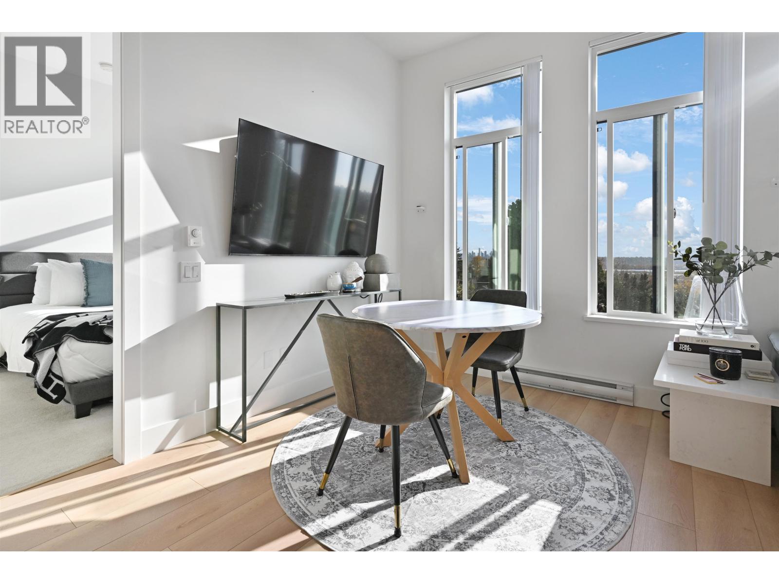 209 718 EDGAR AVENUE, Coquitlam