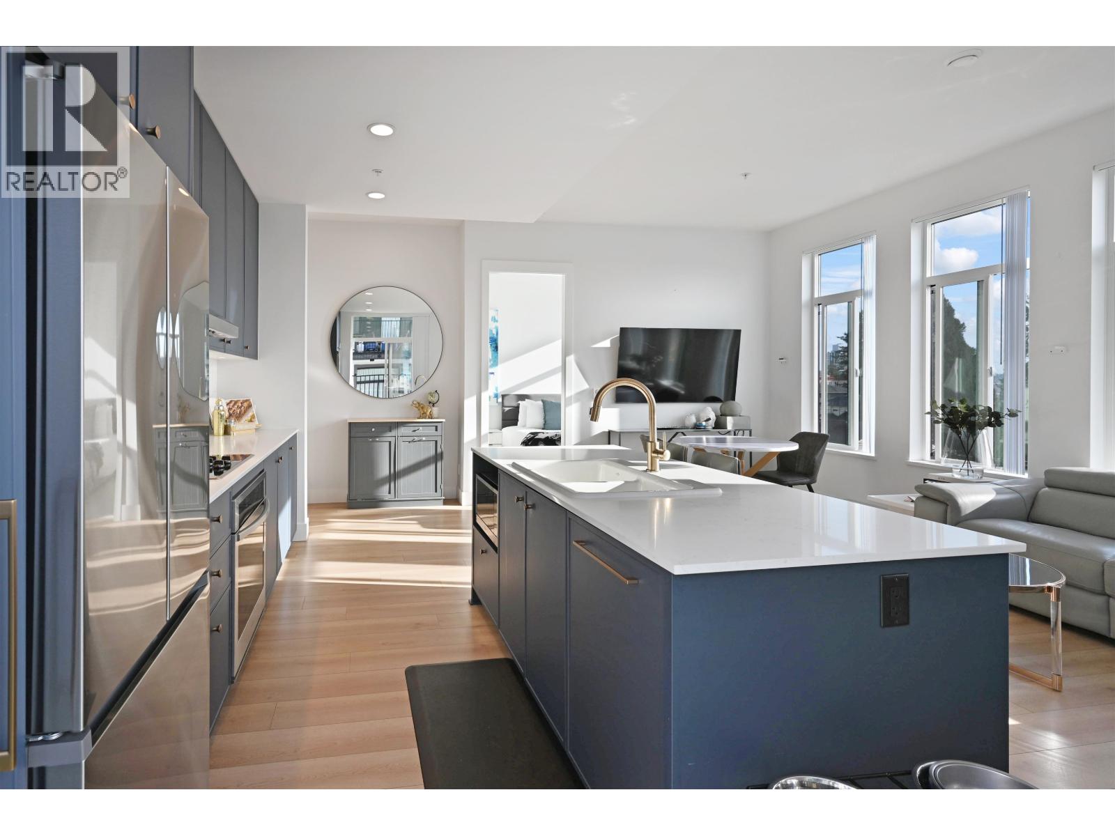 209 718 EDGAR AVENUE, Coquitlam