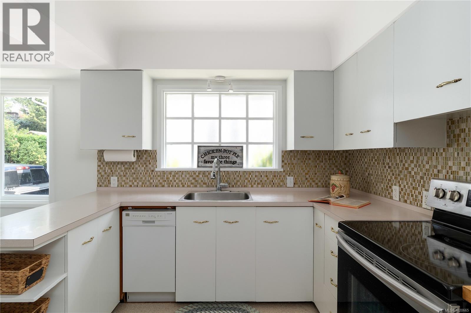  645 Transit Road, Oak Bay